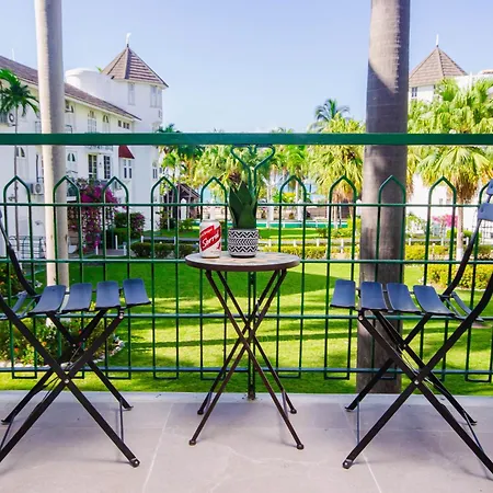 Heart Of Ocho Rios-Beachfront Studio-King Bed-Free Beach Access-Pool-Free Wifi 100Mbps